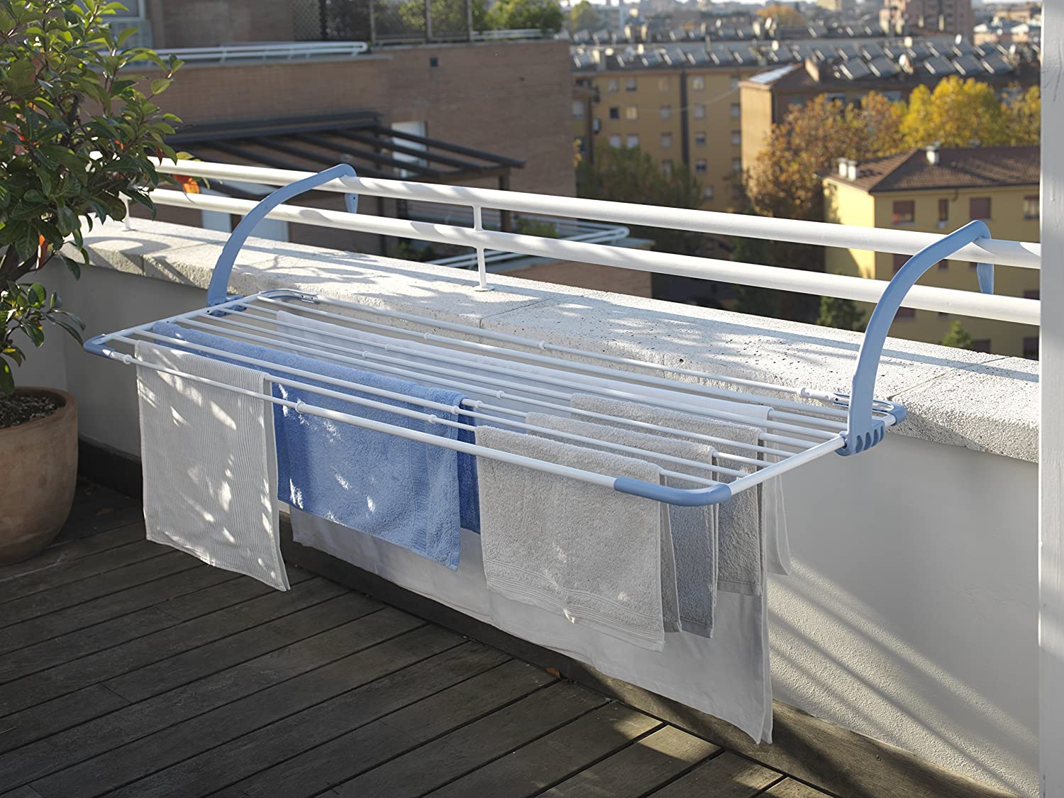 Stendibiancheria da balcone per lenzuola: tipi di stendino per